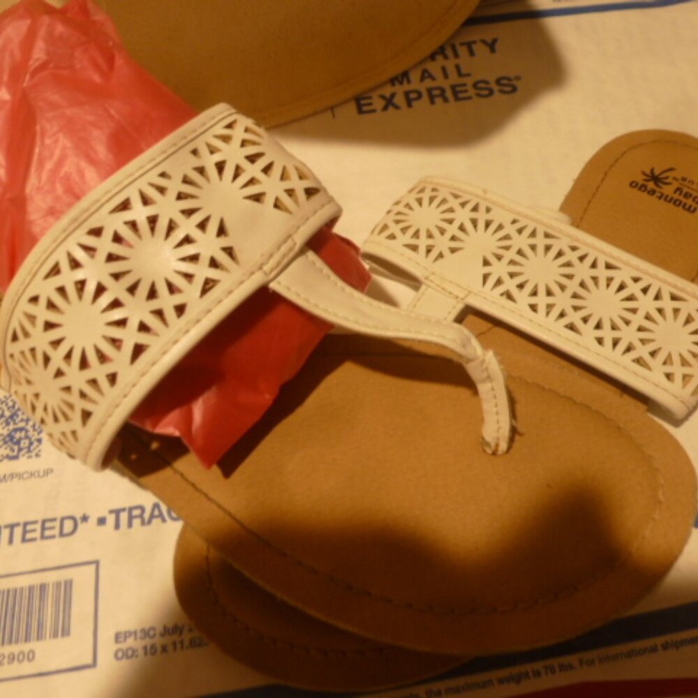 Montego Bay Club white faux leather sandals/ flip flops size 8 - Picture 2 of 12